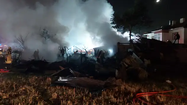 Zihinsel engelli üç kardeşin evi yangında küle döndü!