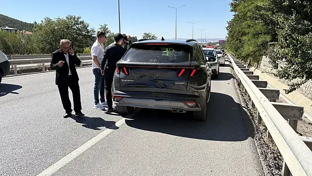 Zincirleme kaza trafiği kilitledi: 3 araç çarpıştı, 5 yaralı