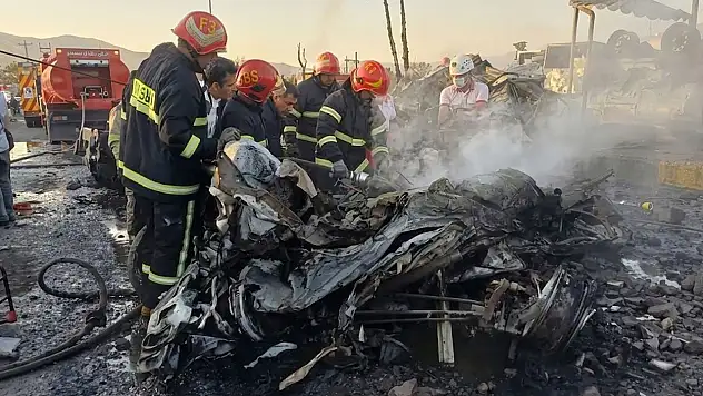 Zincirleme trafik kazasına karışan yakıt tankeri patladı: 11 ölü