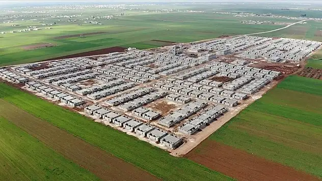 Suriyelilerin eve dönüşü için ülkenin kuzeyindeki briket ev yapımları hızla devam ediyor