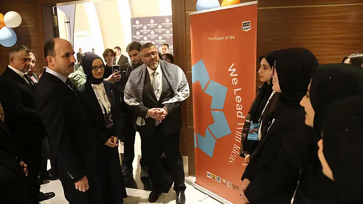 Başkan Altay, uluslararası konferansta lise öğrencileriyle bir araya geldi