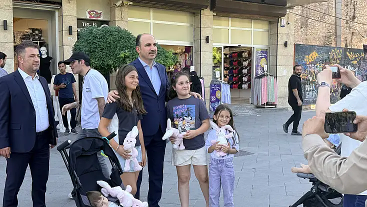 Başkan Altay Zafer Meydanı’nda çocukların yüzünü güldürdü