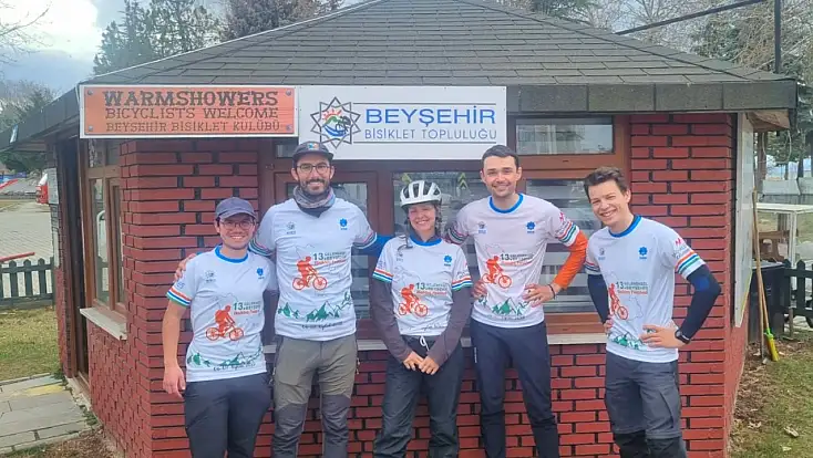 Fransa’dan Çin’e pedal çeviren ikili, bisiklet şehri Konya’yı es geçmedi