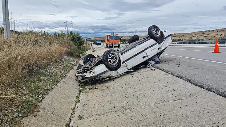 Isparta-Konya yolunda can pazarı: 150 metre sürüklenen otomobil takla attı, 3 yaralı