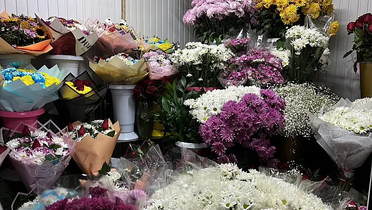 Konya aşka büründü: Güller ve buketler sokakları renklendirdi