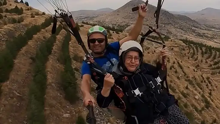 Konya’da 73 yaşında ilk kez paraşüte bindi! Takkeli Dağ’da nefes kesen anlar