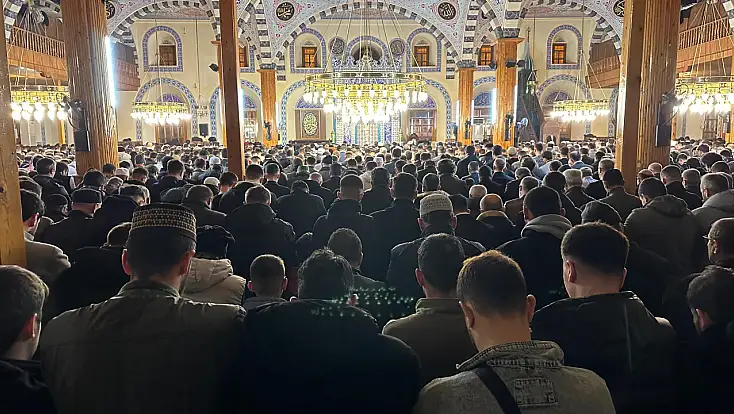 Konya’da Berat Kandili’nin bereketi Kapı Camii’nde paylaşıldı