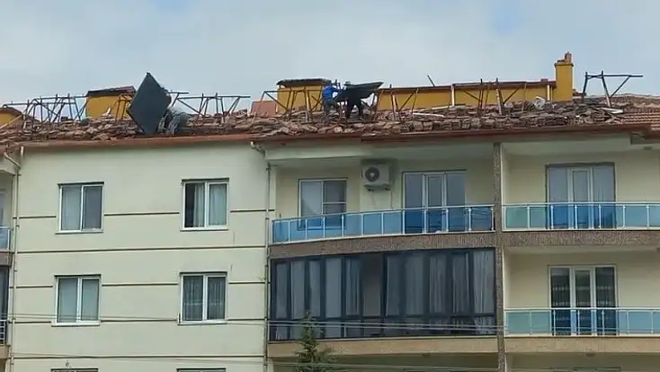 Konya’da çatı çalışması yürekleri ağza getirdi! 4 kat yüksekte böyle çalıştılar