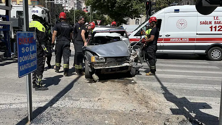 Konya'da dehşet anları! Araç hurdaya döndü, 2 kişi yaralandı