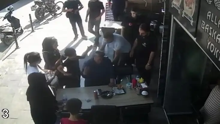 Konya'daki dönercide panik anları! Polis memuru hayatını kurtardı