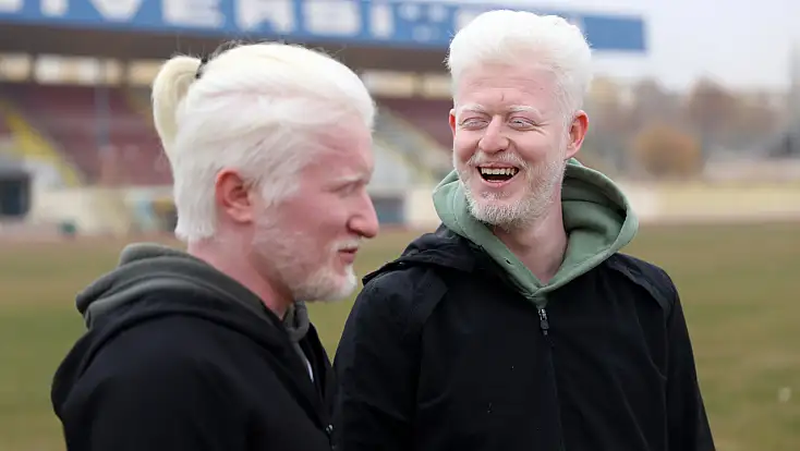 Konya’da ‘dostluk’ hikâyesi: Atletizm pisti buluşturdu, albinizm kenetledi