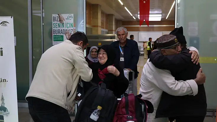 Konya’da duygu dolu kavuşma: ‘Vefa Umresi’ kafilesi kutsal topraklardan döndü