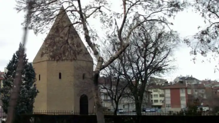 Konya’da hastane bahçesindeki tarihi türbe dikkat çekiyor: Ulaş Baba’nın kim olduğu hala bilinmiyor