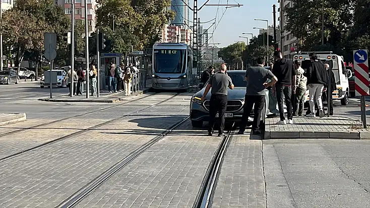 Konya’da ilginç kaza! Kilitlenen otomobil tramvayları durdurdu