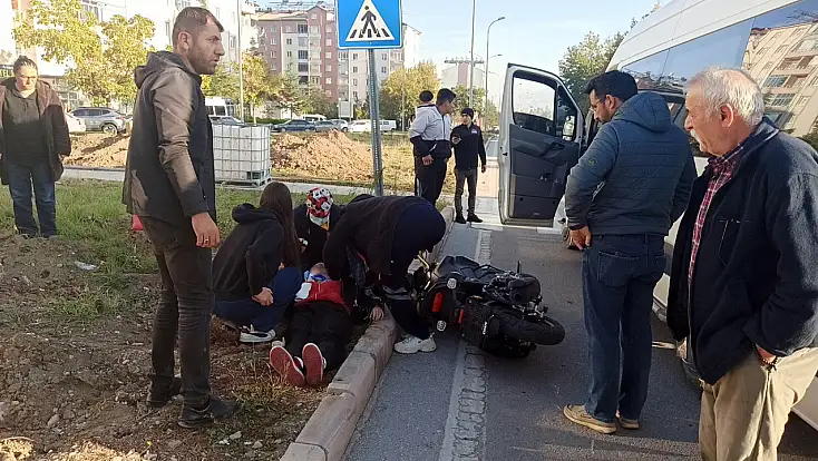 Konya'da kaza!  Minibüs ile motosiklet çarpıştı