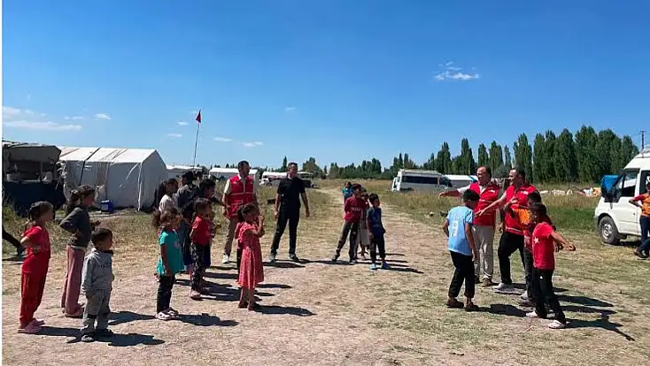Konya’da Kızılay’dan tarım işçilerine anlamlı dokunuş: Çadırlarda neşeli anlar!