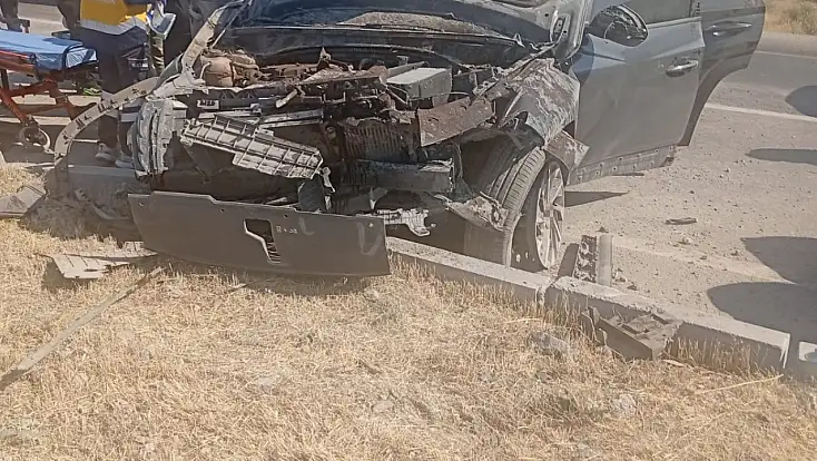 Konya’da kontrolden çıkan otomobil refüje çarptı: 4 yaralı