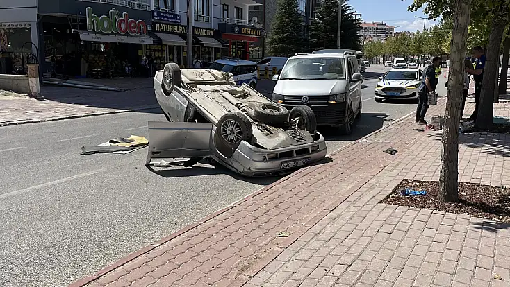 Konya’da kontrolden çıkan otomobil kaldırıma çarpıp takla attı