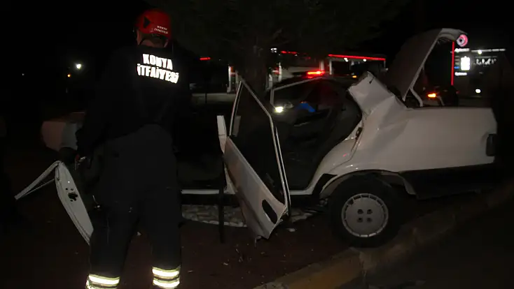 Konya’da kontrolden çıkan otomobil ağaca ok gibi saplandı