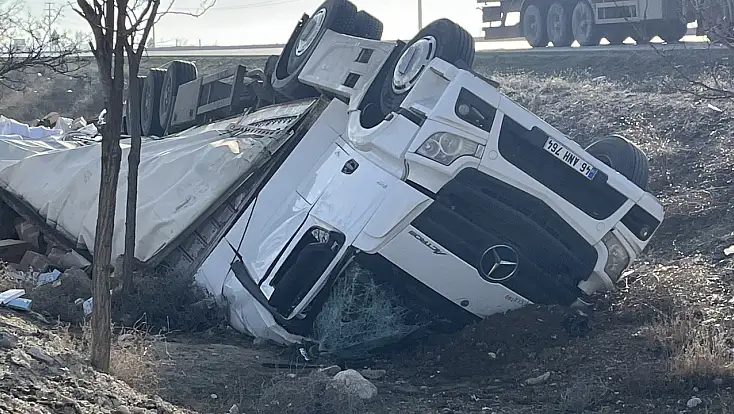 Konya'da kontrolden çıkan TIR şarampole devrildi: 2 yaralı