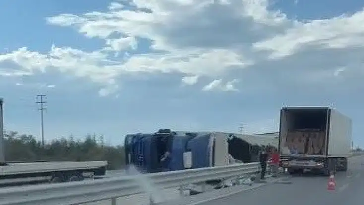 Konya’da korkutan kaza: TIR bariyerlere çarparak devrildi