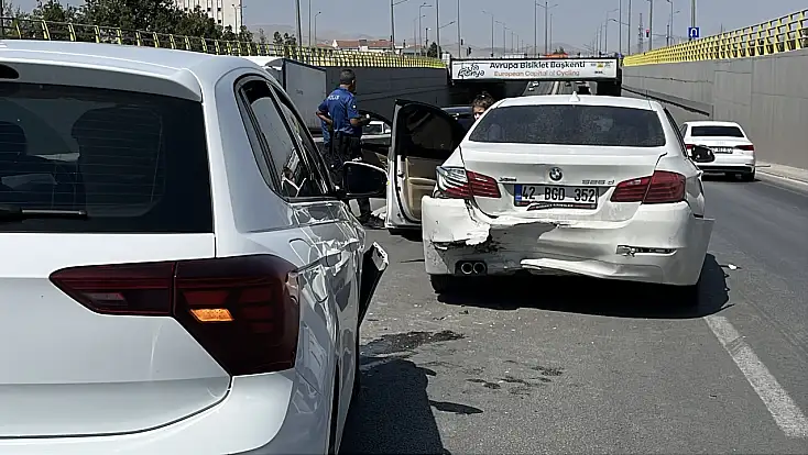 Konya'da ortalık savaş alanına döndü! 6 araç birbirine girdi