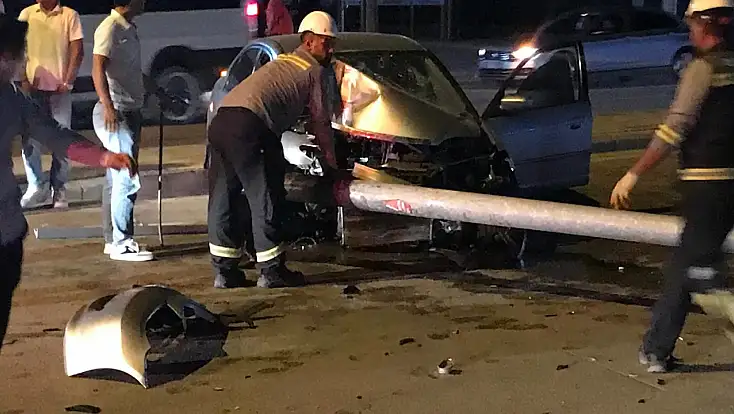 Konya’da otomobil aydınlatma direğine çarptı, sürücü ölümden döndü!