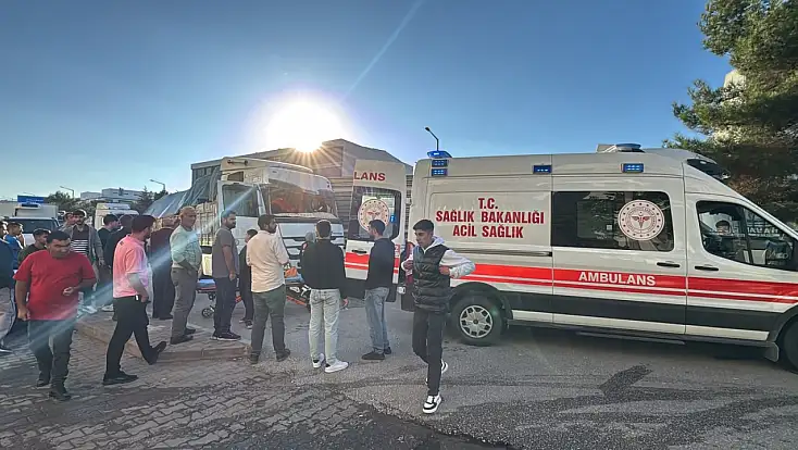 Konya’da otomobil ile 2 TIR çarpıştı: Sürücü araçta sıkıştı