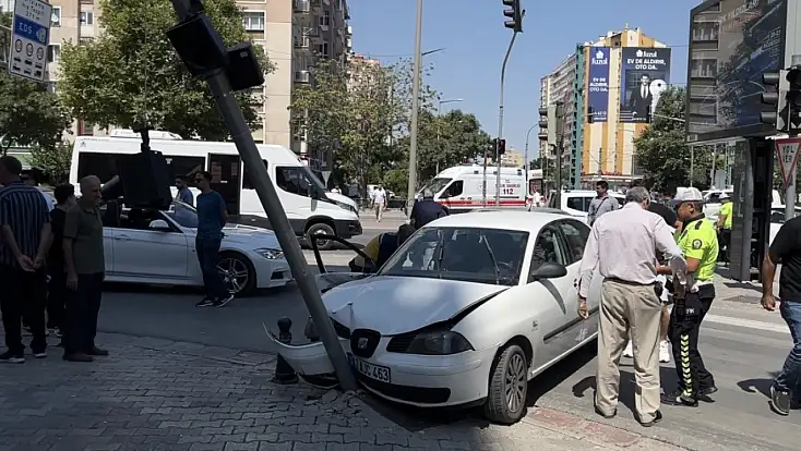Konya'da otomobil ile kamyonet çarpıştı: 1'i çocuk 6 yaralı