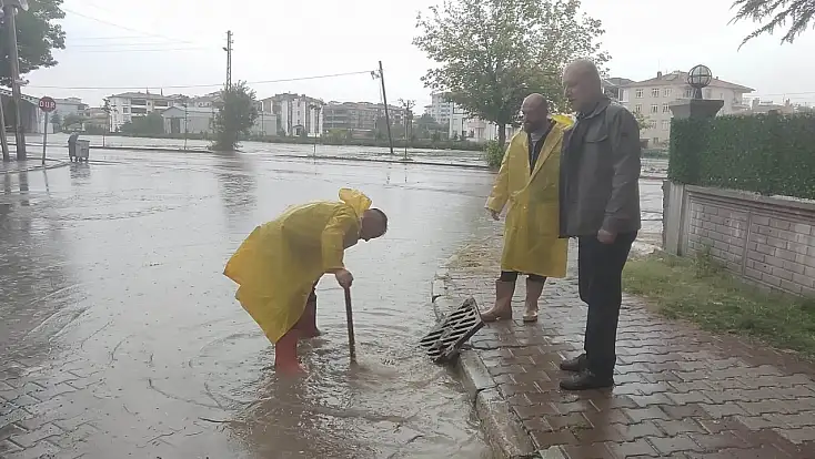 Konya’da sağanak yağış sonrası yollar gölete döndü