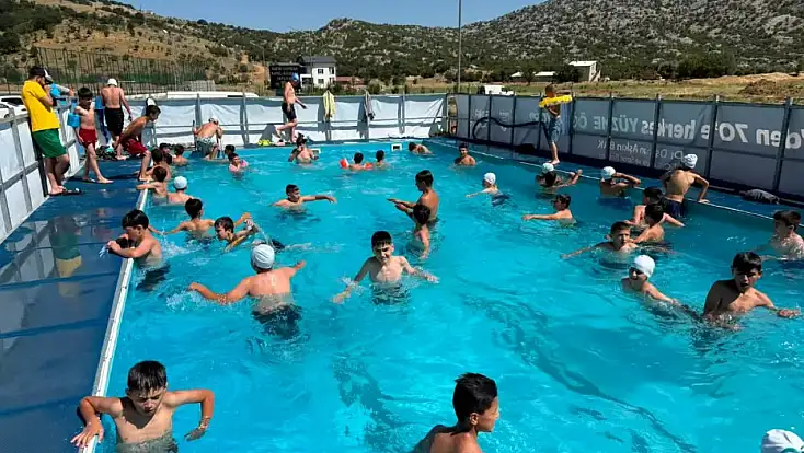 Konya’da serinleten hizmet: Çocuklar hem yüzmeyi öğreniyor hem eğleniyor