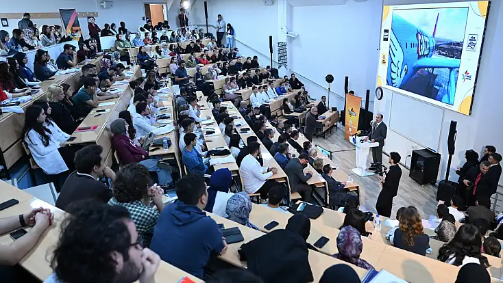 Konya’da tıp öğrencileriyle buluşan Altay’dan vicdan vurgusu