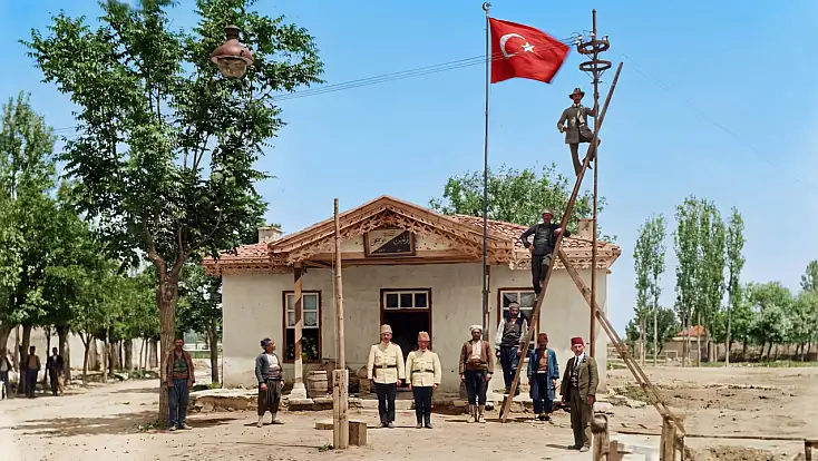 Konya Emniyeti 'Dünden bugüne değişmeyen tek şey' diyerek paylaştı: 100 yıl önceki kare dikkat çekti!