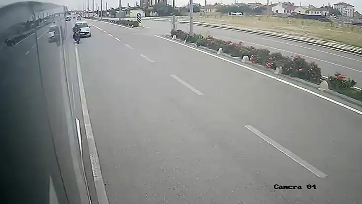 Konya plakalı araç çarptı: Korkunç kaza kamerada!