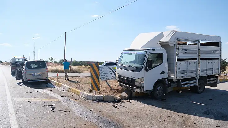 Konya yolunda hafif ticari araçla kamyonet çarpıştı