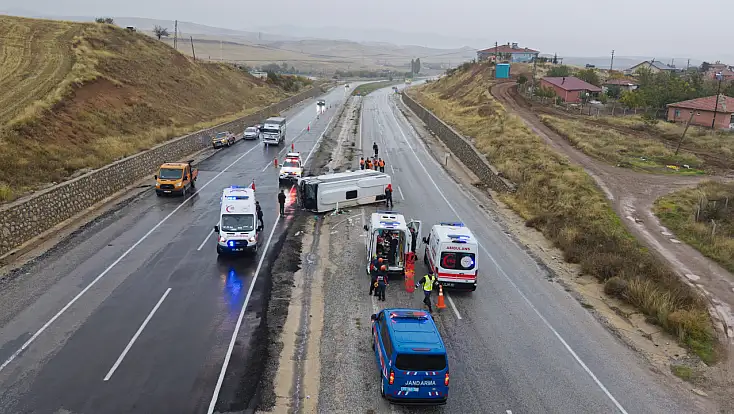 Konya yolunda işçi midibüsü devrildi! 15 yaralı
