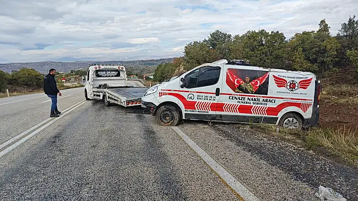Konya yolunda korkutan kaza! Cenaze nakil aracı şarampole devrildi