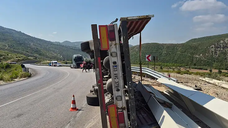 Konya yolunda TIR devrildi! Sürücü hastaneye kaldırıldı