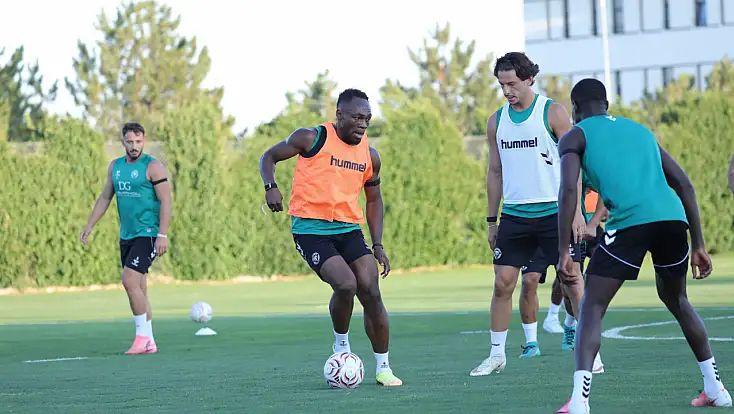 Konyaspor Erzurumspor maçı için taktik çalışıyor