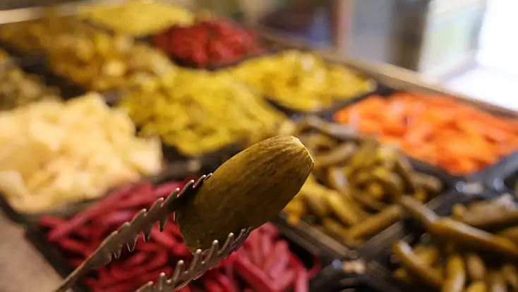 Sirkeyi de limonu da unutun! Konya’da eski usulle turşu böyle kuruluyor