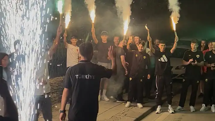 Tarihi madalyayla dönen milli bisikletçilere Konya'da coşkulu karşılama