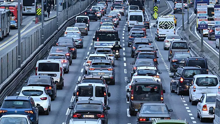 Yollara bir ayda yüz binlerce araç çıktı: Trafikte dev sayı açıklandı