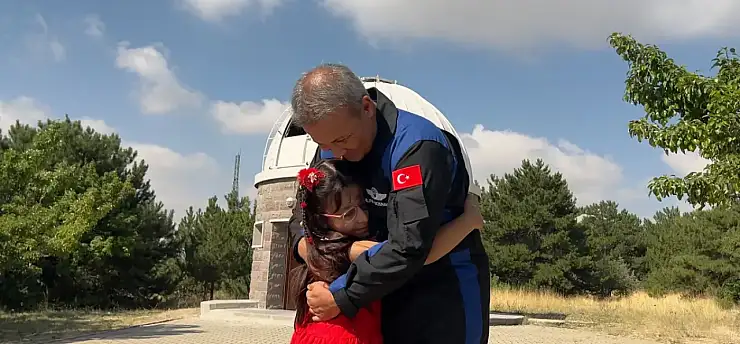 10 yaşındaki minik kızın hayali gerçek oldu: Kapıda onu görünce gözyaşlarına hakim olamadı!