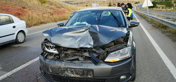 2 otomobilin çarpıştığı kazada ortalık savaş alanına döndü!