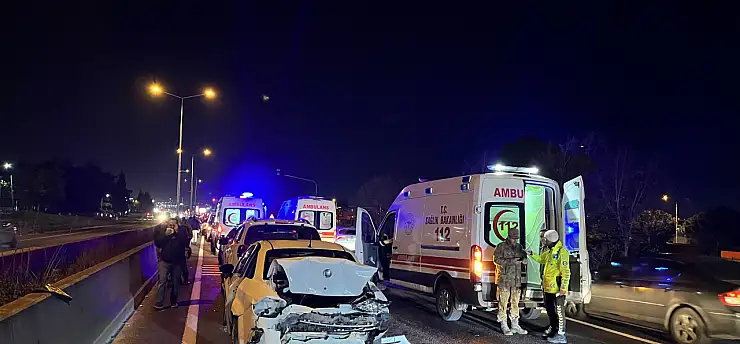 5 aracın karıştığı zincirleme kaza! 2'si asker 5 yaralı