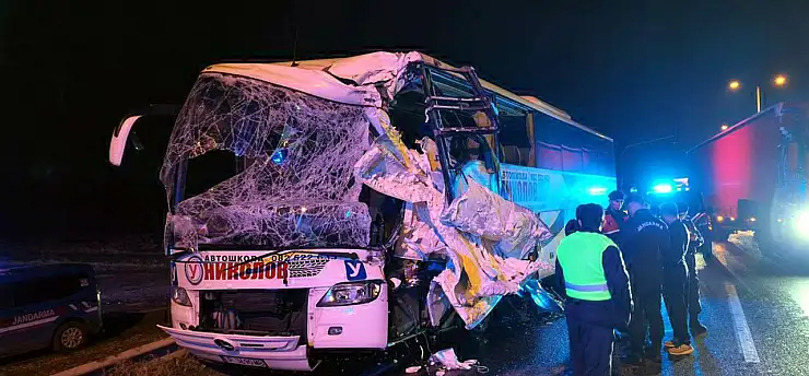 51 turistin bulunduğu otobüs TIR'a çarptı! Yaralılar var