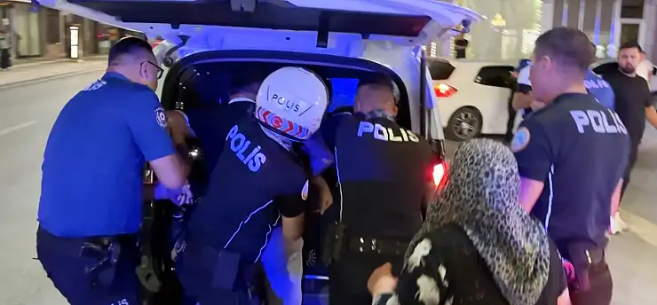 Aile kavgasında ilginç gözaltı! Biri direndi, diğeri oynayarak gitti