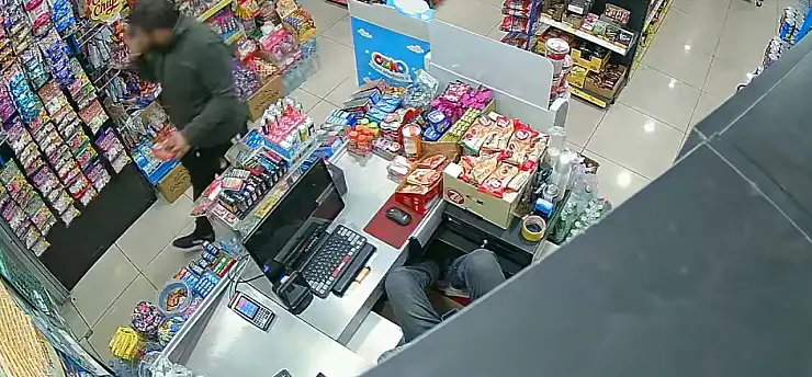 Aksaray'da 'bu kadarına da pes' dedirten hırsızlık! Çaldıklarını dışarı koyup bir de sigara istedi