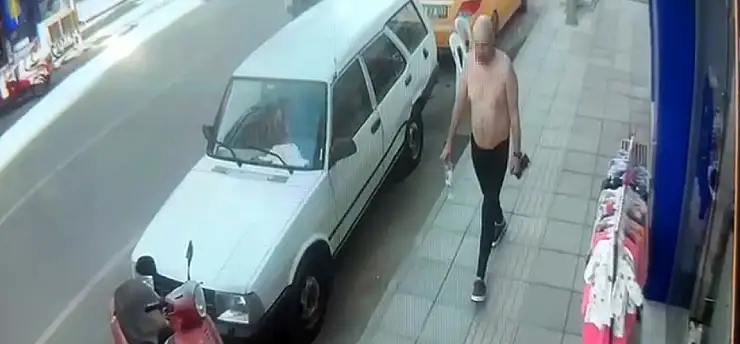 Alkol aldı, üstünü tamamen çıkarıp sokakta yürüdü