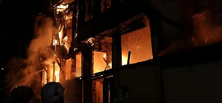 Arkadaş tartışması cinayetle bitti: Olayın yaşandığı ev saatler sonra yandı